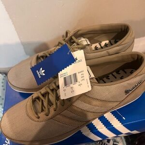 NWT Adidas Vespa Sprint Voloce comfort walking shoe. Never worn